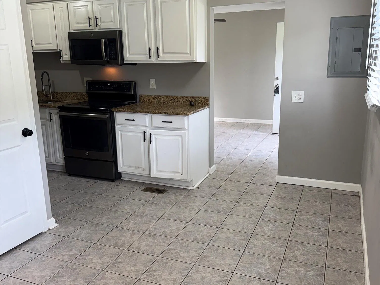 3 bed, 1.0 bath, 1137 sqft, $1,800 — Photo 4