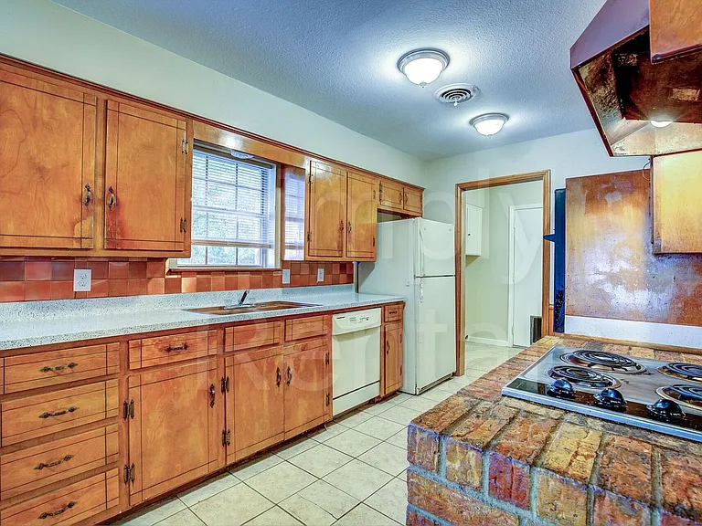 6426 Chapman Dr — Photo 8
