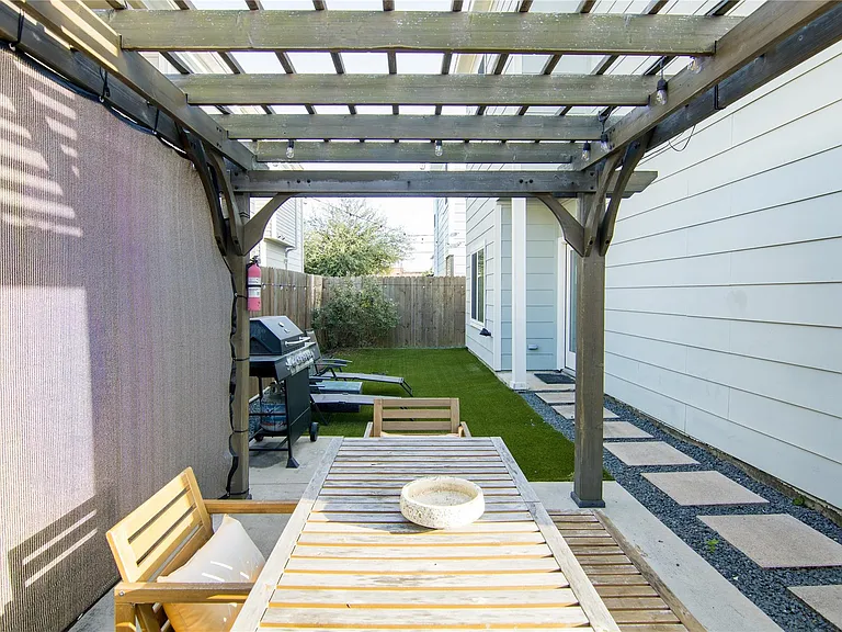2306 Wipprecht St — Photo 9