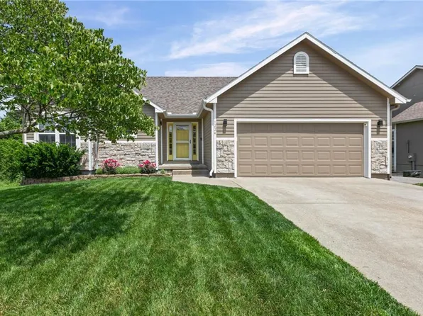 1224 Greenbrier Dr, Eudora, KS 66025