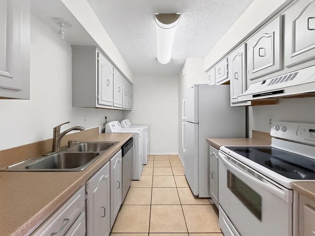 2 bed, 2.0 bath, 1002 sqft, $1,700 — Photo 2