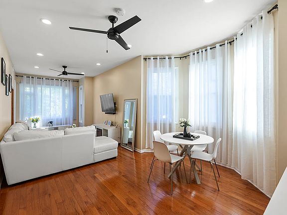 3rd image of 2028 N Hamlin Ave #2F