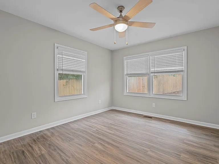 1302 E King St — Photo 31