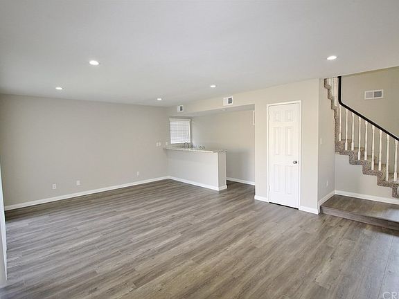4th image of 16711 Parthenia St Unit 11