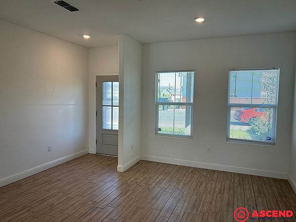 3rd image of 3305 Twin Knolls Ln