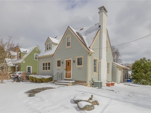 226 Meadow Dr, Rochester, NY 14618