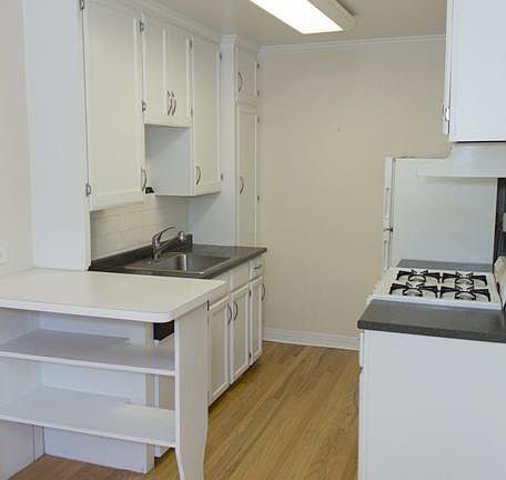 2nd image of 901 N Ogden St APT 05