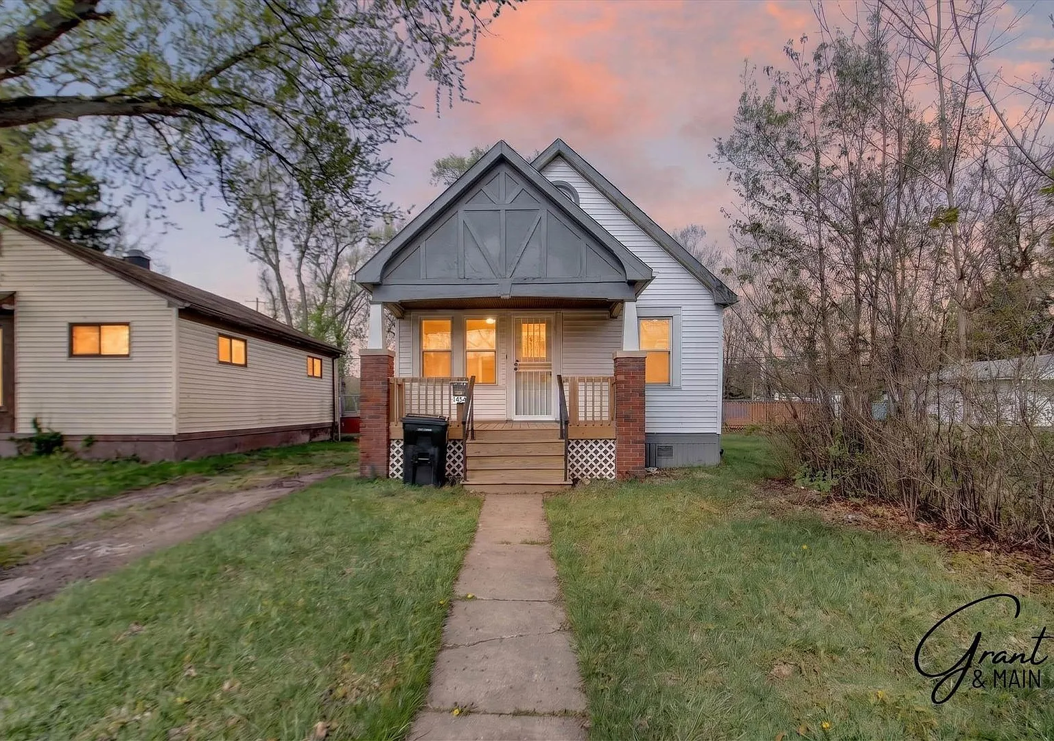 $1250 3 bedroom bungalow — Photo 1