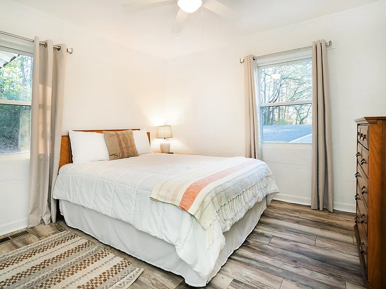 2nd Bedroom with Queen Size Bed