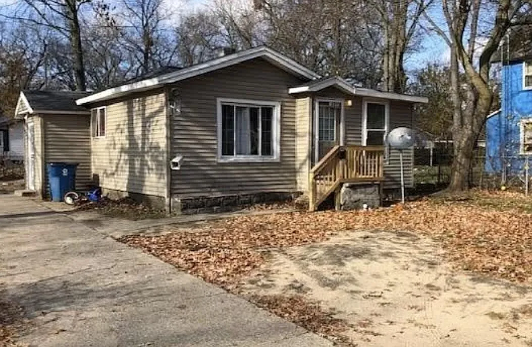 3233 Sanford St photo 1