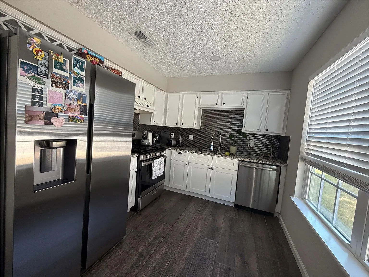 2 bed, 1.0 bath, 886 sqft, $1,595 — Photo 3