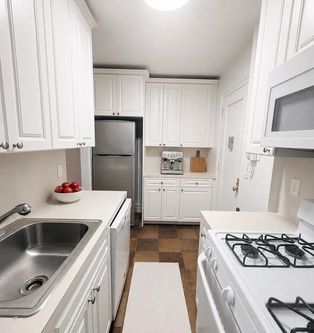 425 Riverside Drive — Photo 3