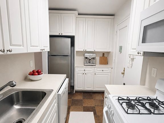 3rd image of 425 Riverside Dr #7DD