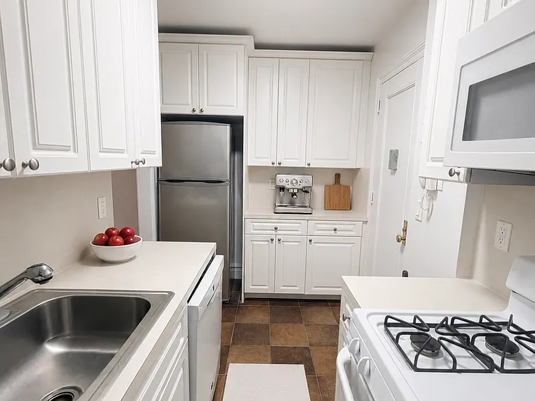 425 Riverside Dr #7D — Photo 3