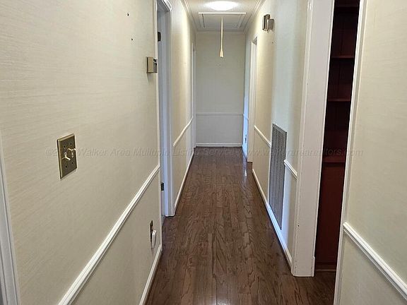 5th image of 2140 Pineview Cir NW