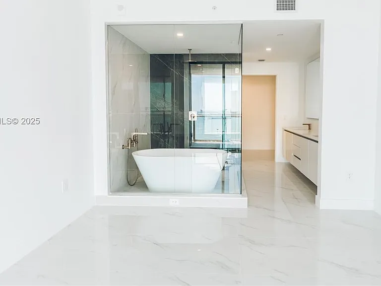 700 NE 24th St #2905 — Photo 14