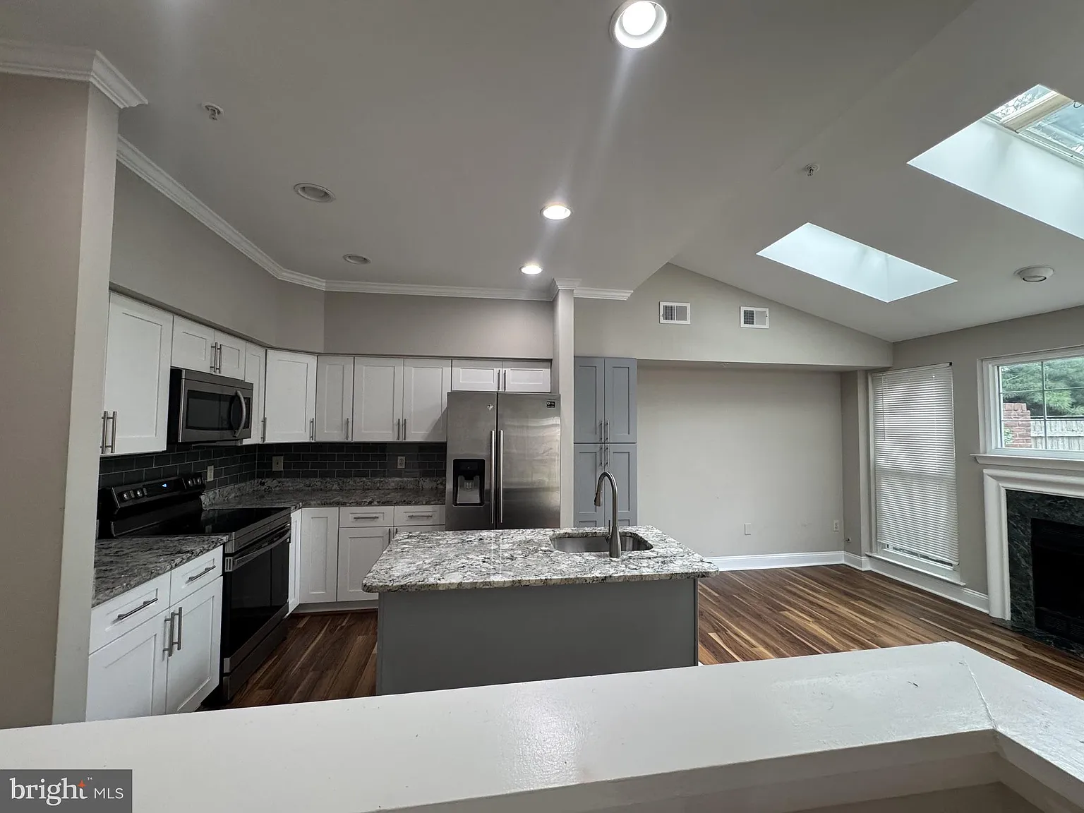 3 bed, 2.5 bath, 1466 sqft, $3,100 — Photo 4