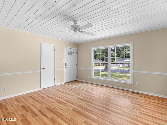 4th image of 302 Cardinal Road
