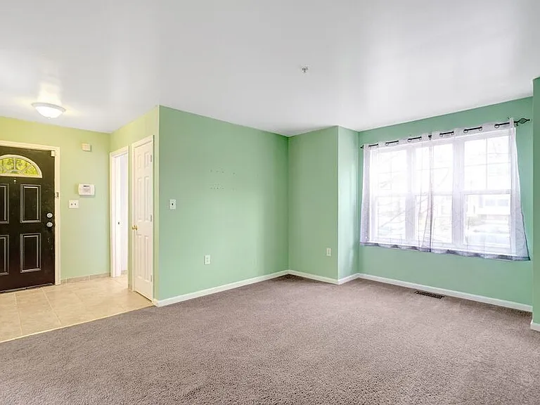 1121 Varney St SE — Photo 3