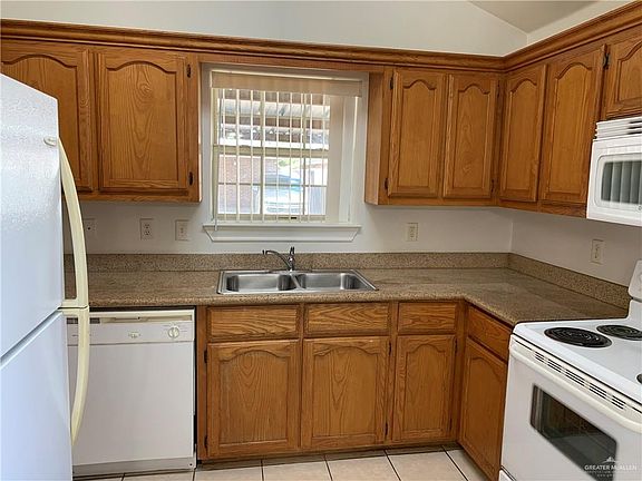 5th image of 2107 Bahamas Dr APT 3