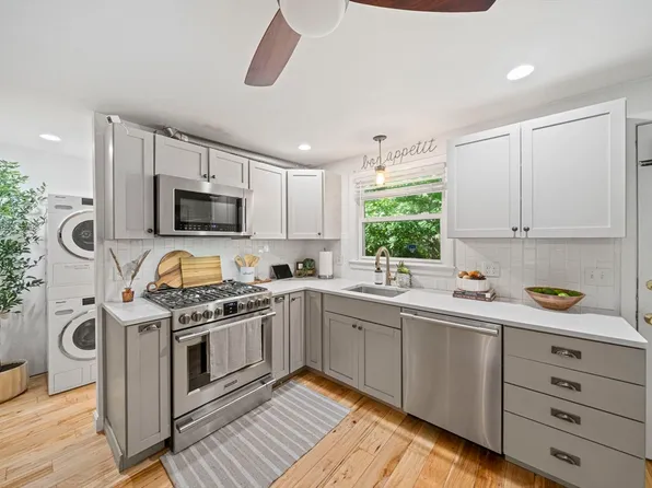 11 W Belcher Rd APT 5, Foxboro, MA 02035