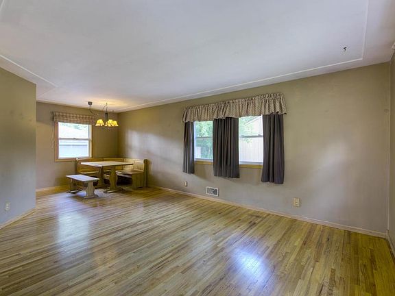 3rd image of 506 Idaho Ave E
