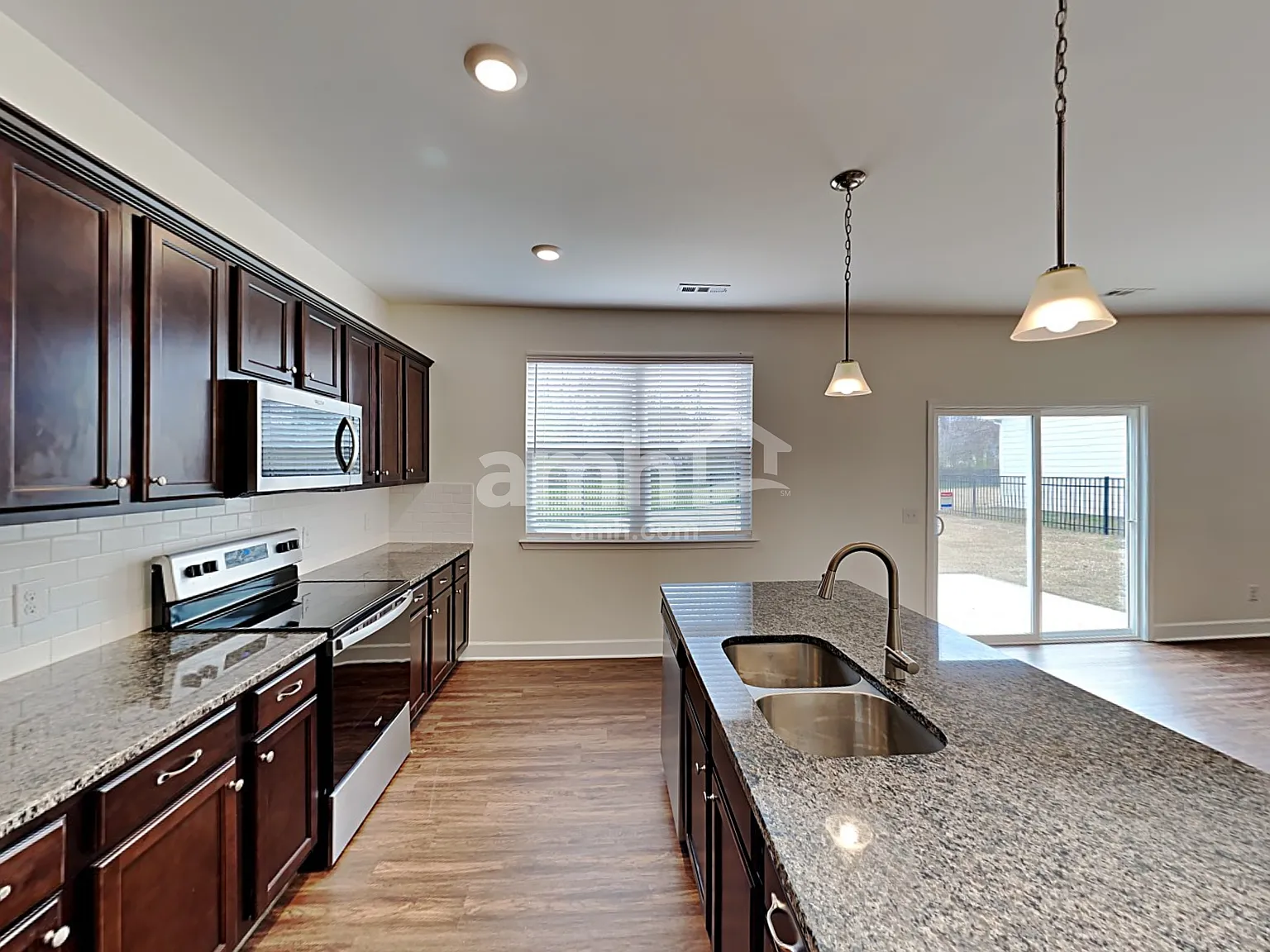 3 bed, 2.5 bath, 1895 sqft, $2,395 — Photo 3