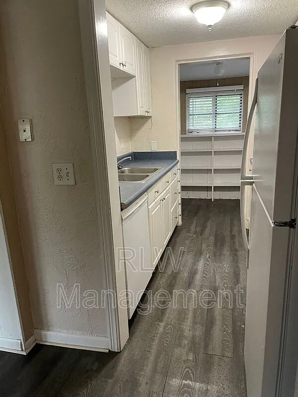 3 bed, 1.0 bath, 1258 sqft, $1,425 — Photo 3