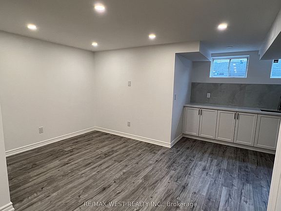 3rd image of 3 Earnshaw Dr #Basement