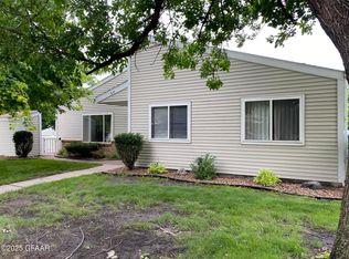 64 Parkview Cir, Grand Forks, ND 58201