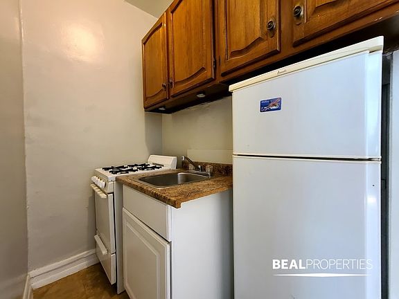 5th image of 2827 N Burling St APT 102