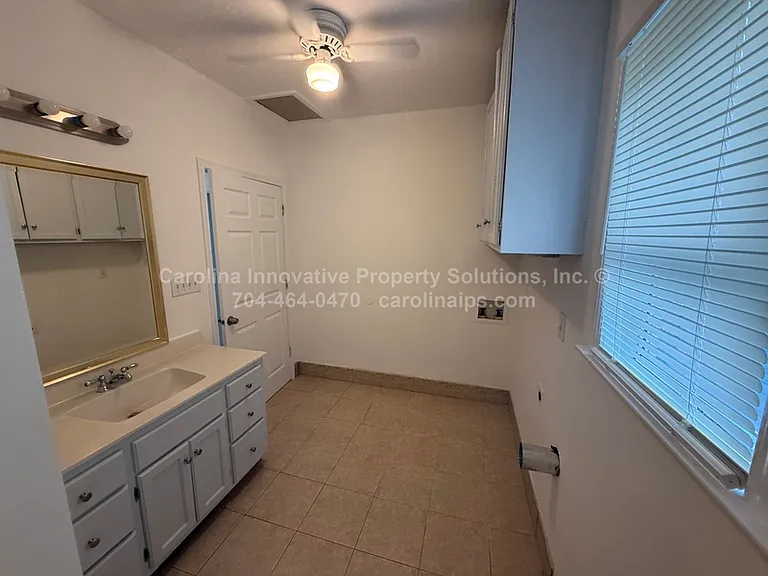 610 N Pear St — Photo 16