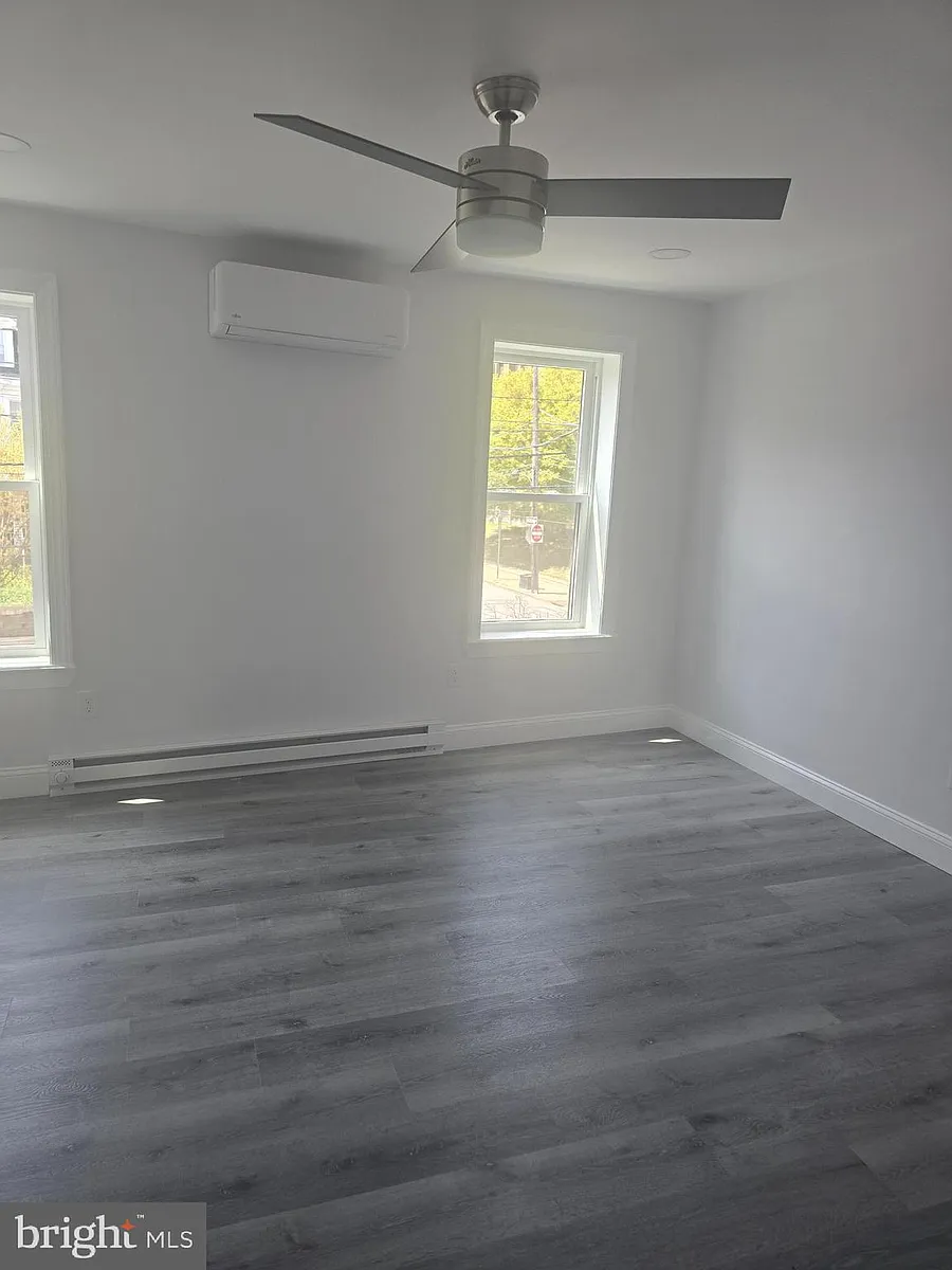Building Photo - 5925 Ridge Ave #5