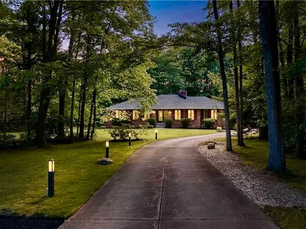 4830 Som Center Rd, Moreland Hills, OH 44022
