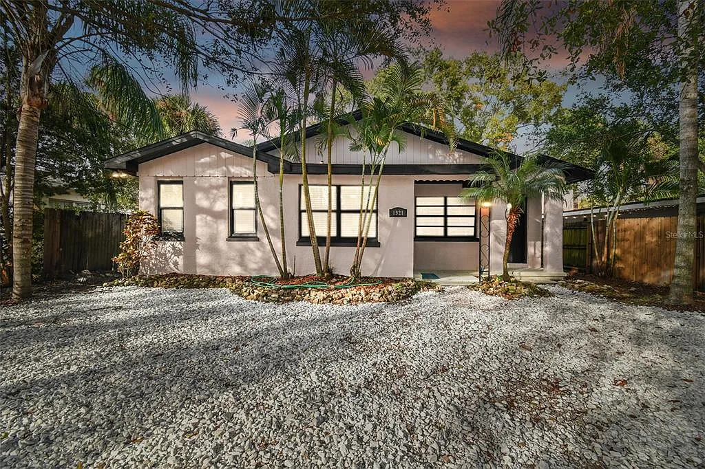 4 bed, 2.0 bath, 1400 sqft, $2,875 — Photo 1