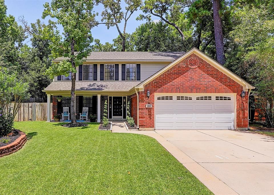 This timeless treasure is located in the heart of The Woodlands, convenient to everything! Zoned to great schools, 133 N Rainbow Ridge Circle is just waiting for your family!