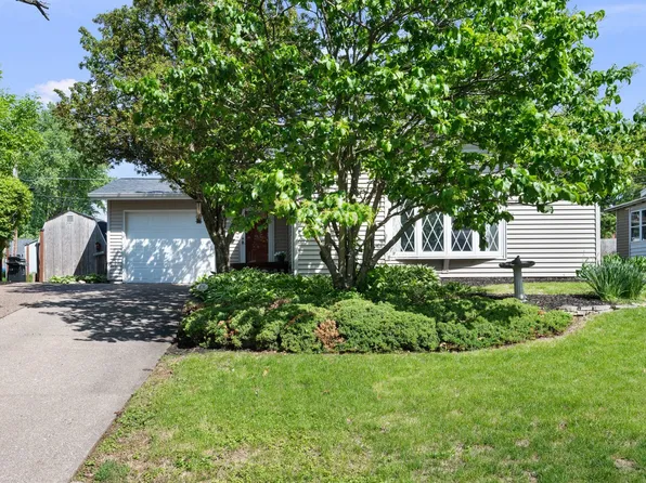 1511 Parklane Dr, Bettendorf, IA 52722