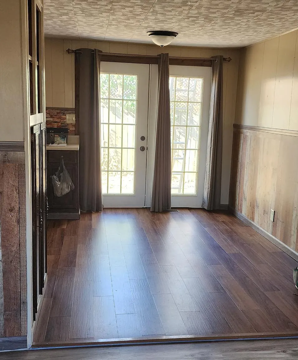 3 bed, 980 sqft, $1,300 — Photo 2