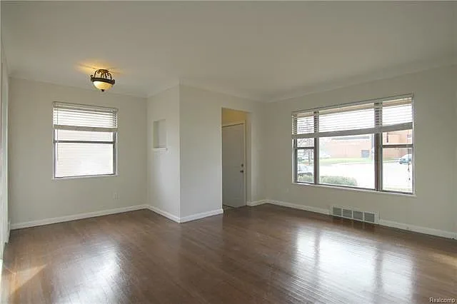 3 bed, 1.0 bath, 1000 sqft, $1,700 — Photo 2