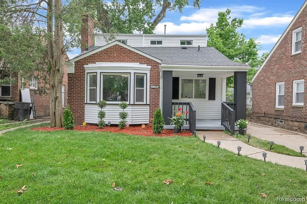 5 bed, 2.5 bath, 2550 sqft, $2,200 — Photo 1