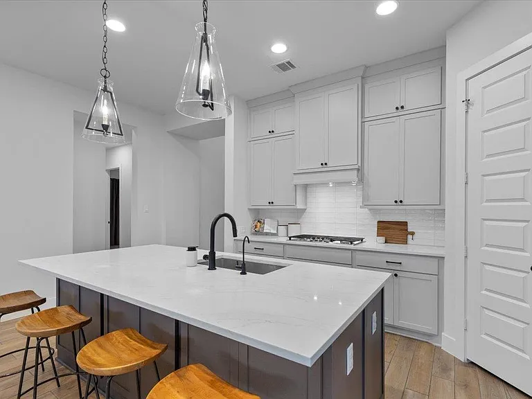 557 Jefferson Dr — Photo 7
