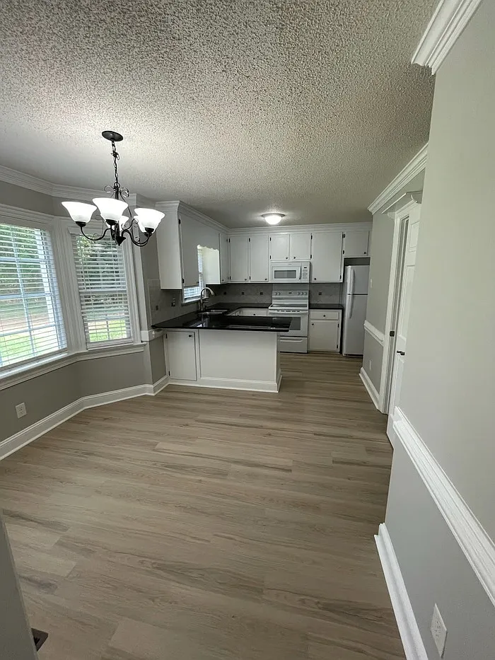 3 bed, 2.5 bath, 1696 sqft, $1,595 — Photo 3