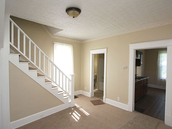 4th image of 404 E Pleasant St