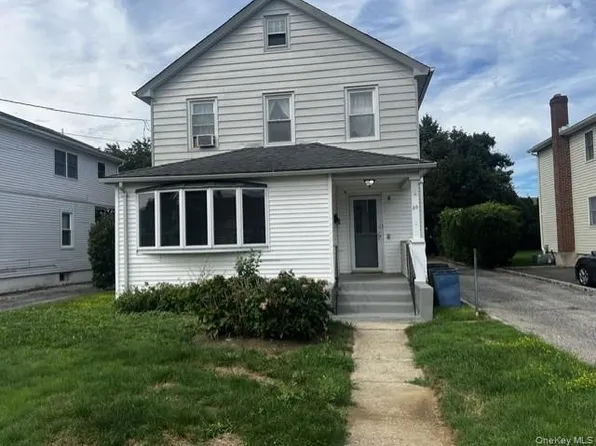 30 Smith St, Glen Cove, NY 11542