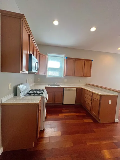 2 bed, $1,475 — Photo 3