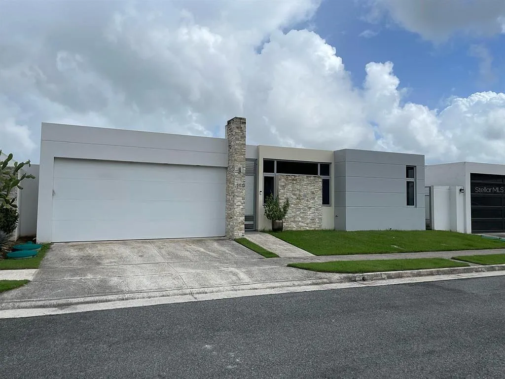 3 bed, 2.5 bath, 1900 sqft, $4,950 — Photo 1