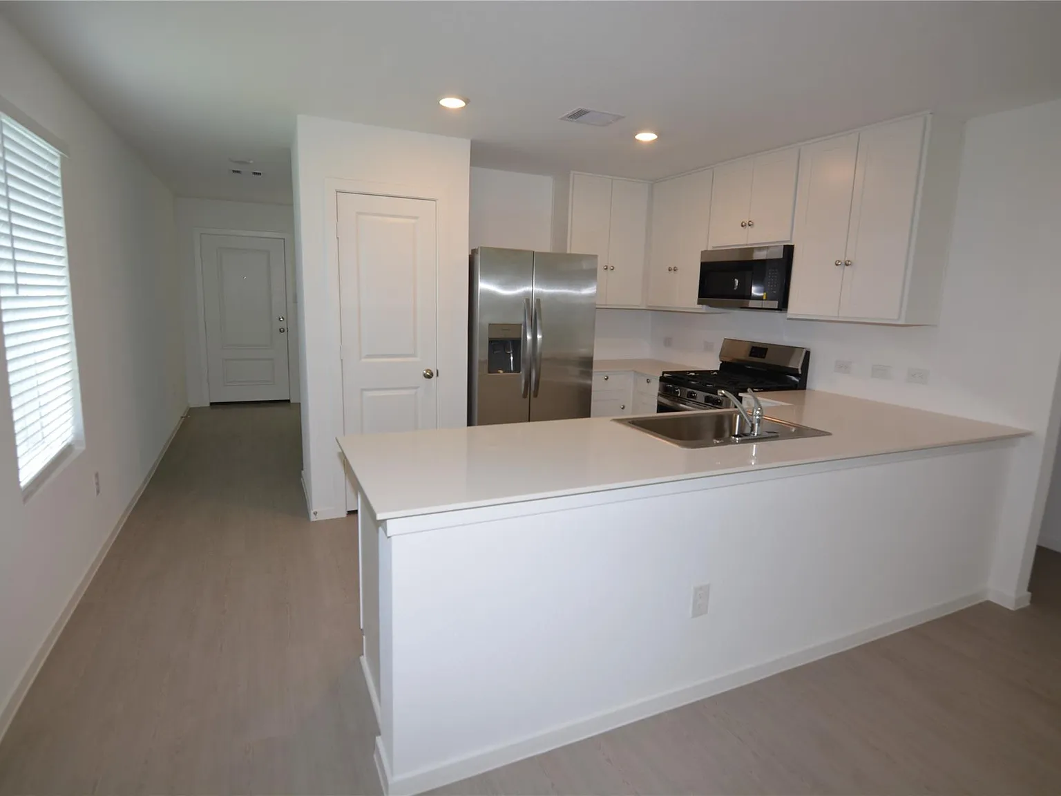 3 bed, 2.0 bath, 1311 sqft, $2,000 — Photo 4