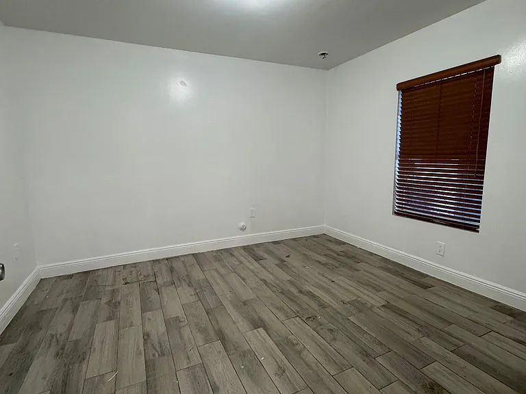 22250 Miami Ave — Photo 8
