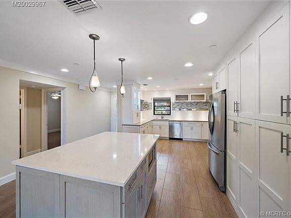 5th image of 415 NW North River Dr APT 101