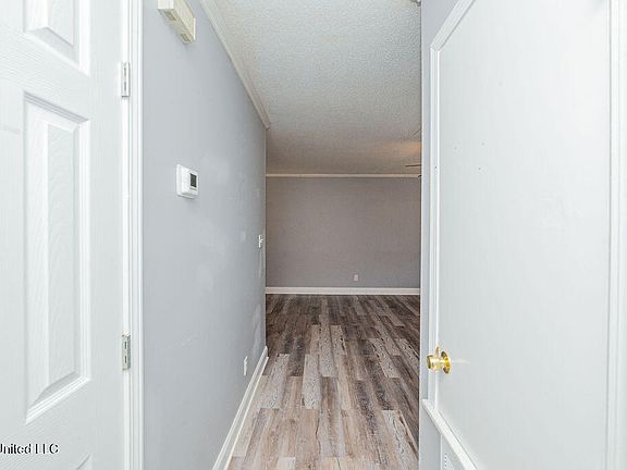 3rd image of 1000 Abbott St